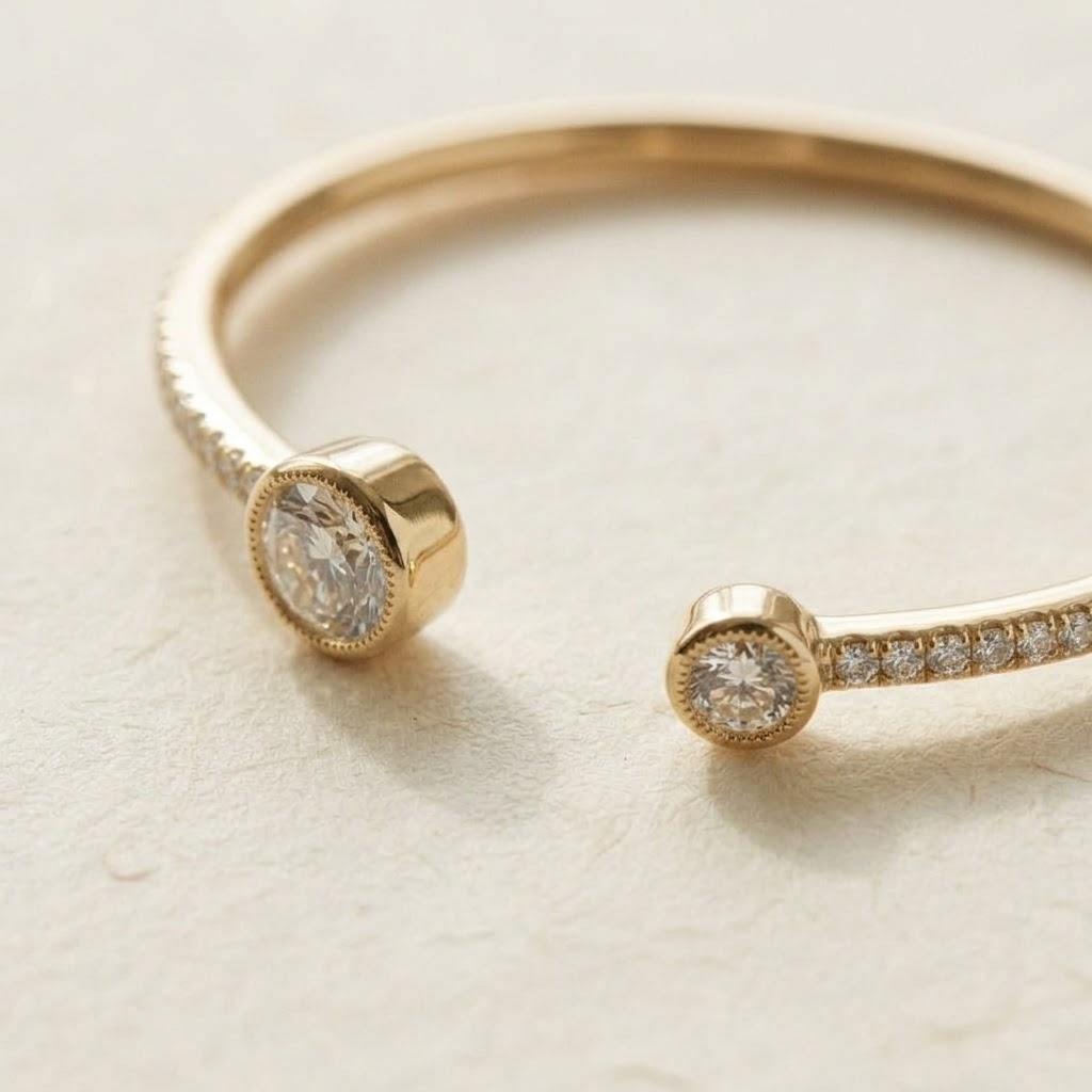 Abrazo Open Bangle, 18k yellow gold, close-up of the stone