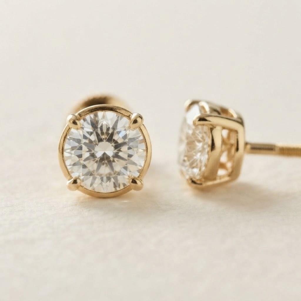 Alba Diamond Studs, 18k yellow gold, close-up of the stone