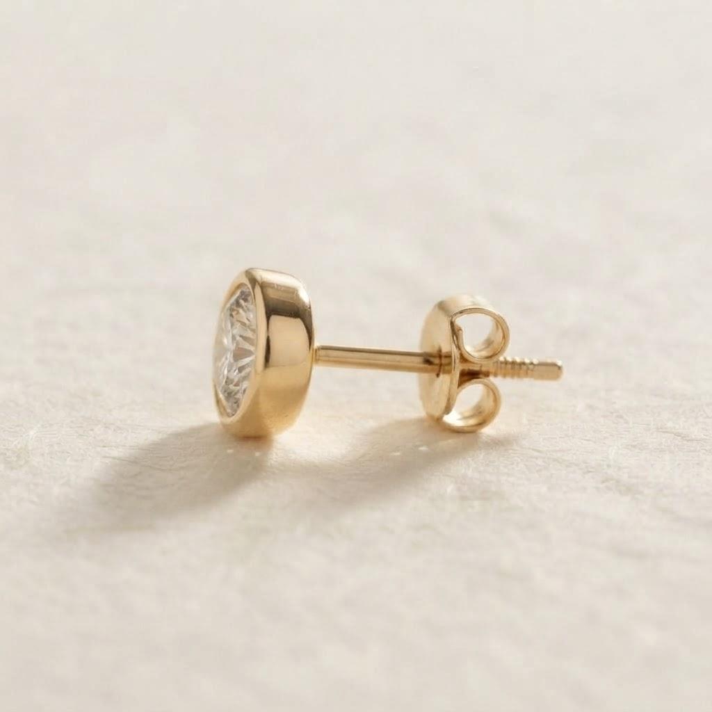 Botón Bezel Studs, 18k yellow gold, side view