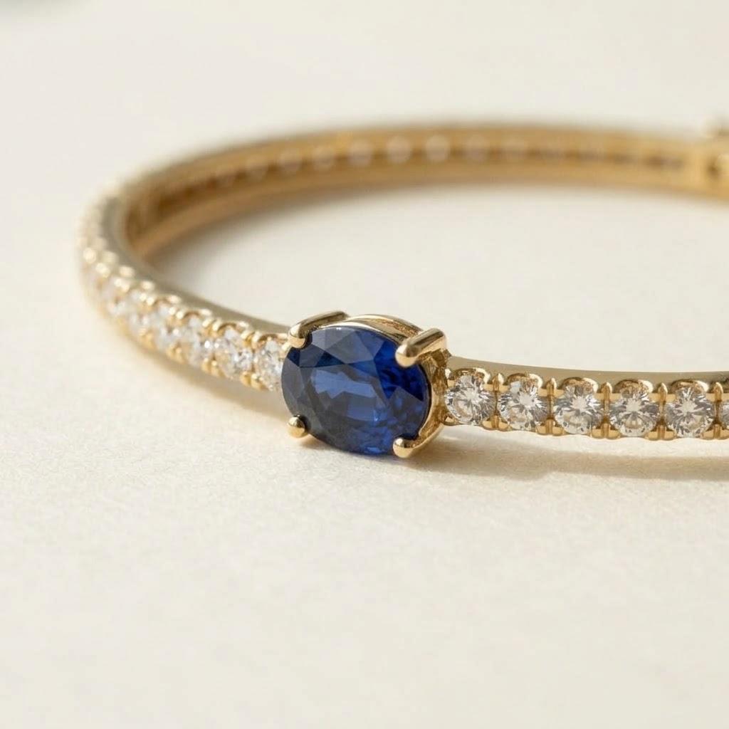 Centro Sapphire Bangle, 18k yellow gold, close-up of the stone
