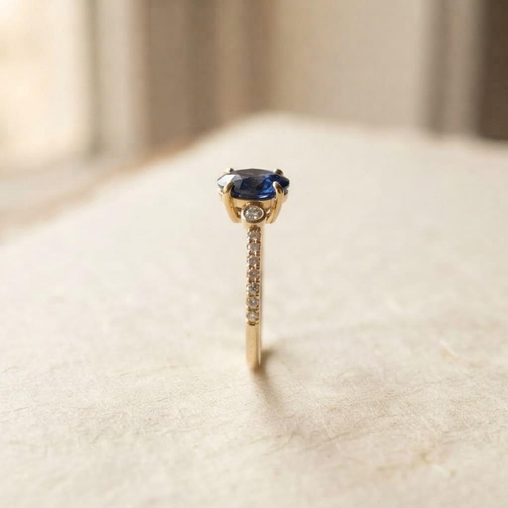Anillo Zafiro Índigo, oro amarillo 18k, vista lateral