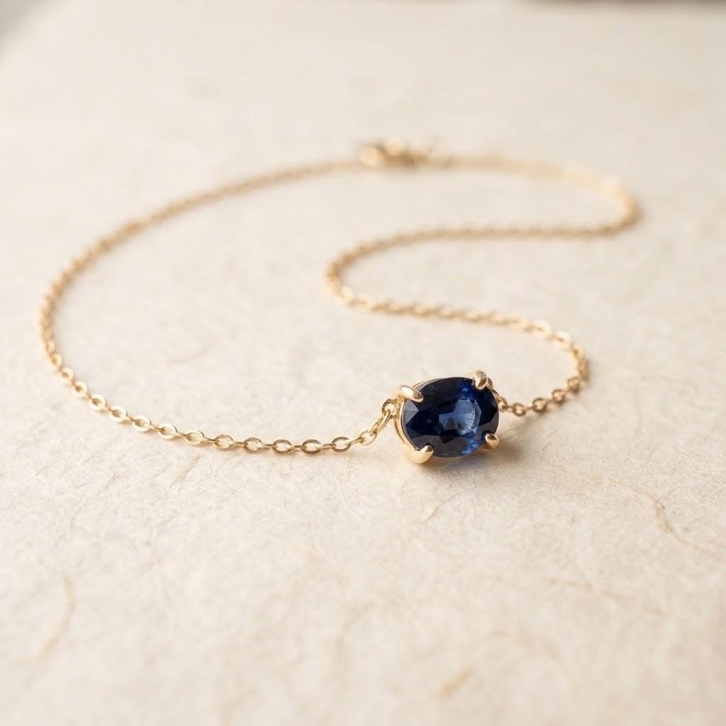 Noche Sapphire Pendant, 18k yellow gold, three-quarter view