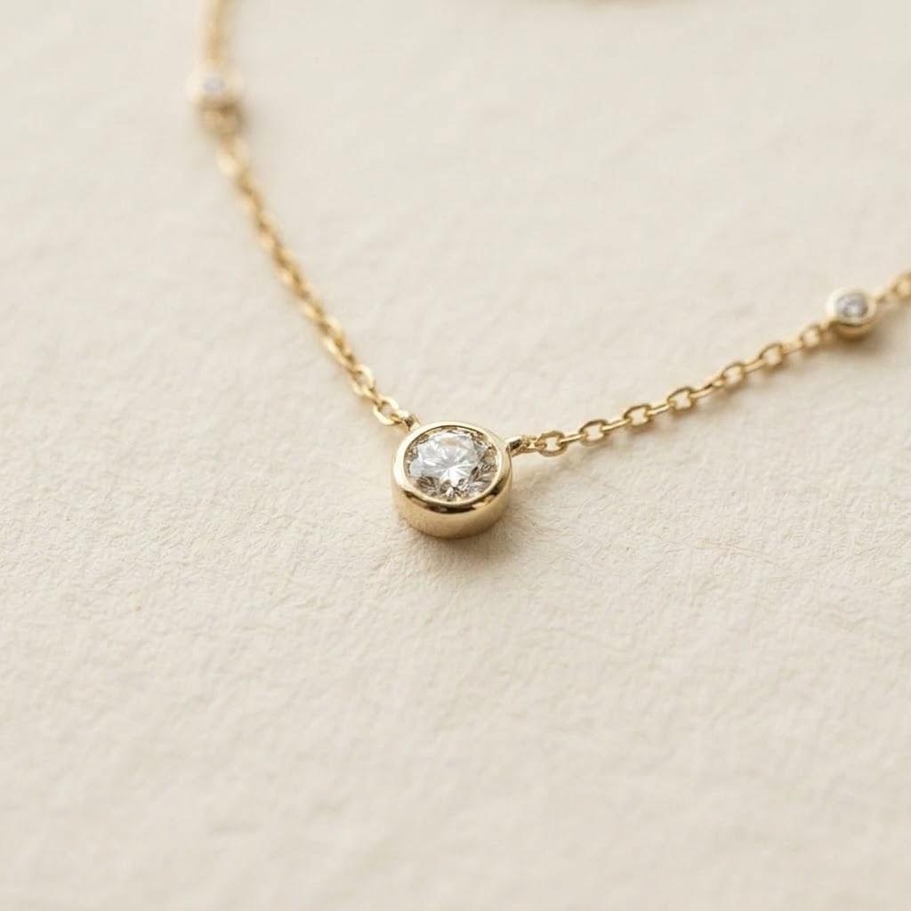 Colgante Punto, oro amarillo 18k, detalle de la piedra