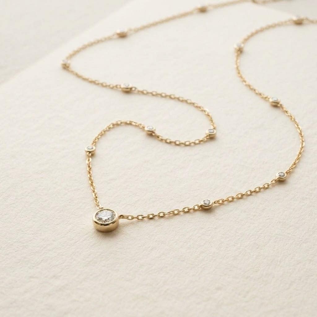 Colgante Punto, oro amarillo 18k, vista de tres cuartos