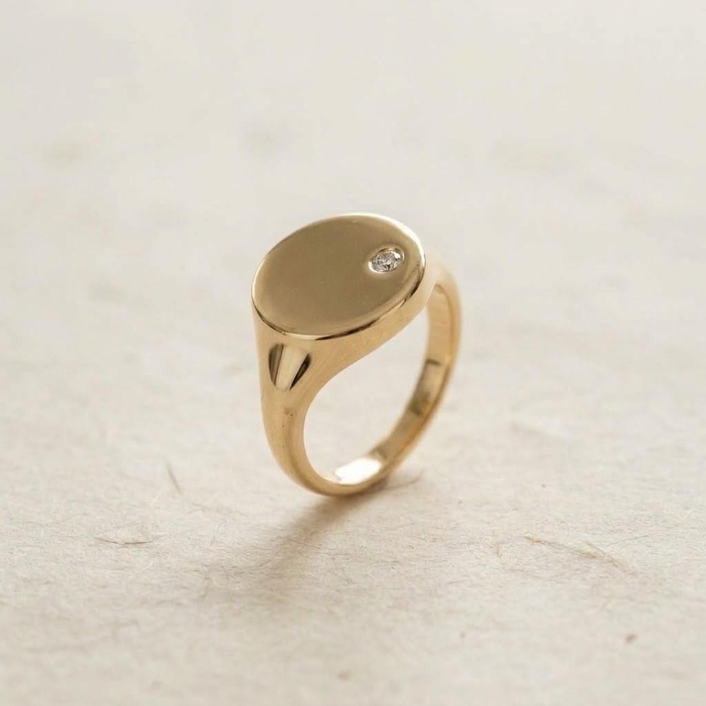 Rumbo Diamond Signet, 18k yellow gold, side view