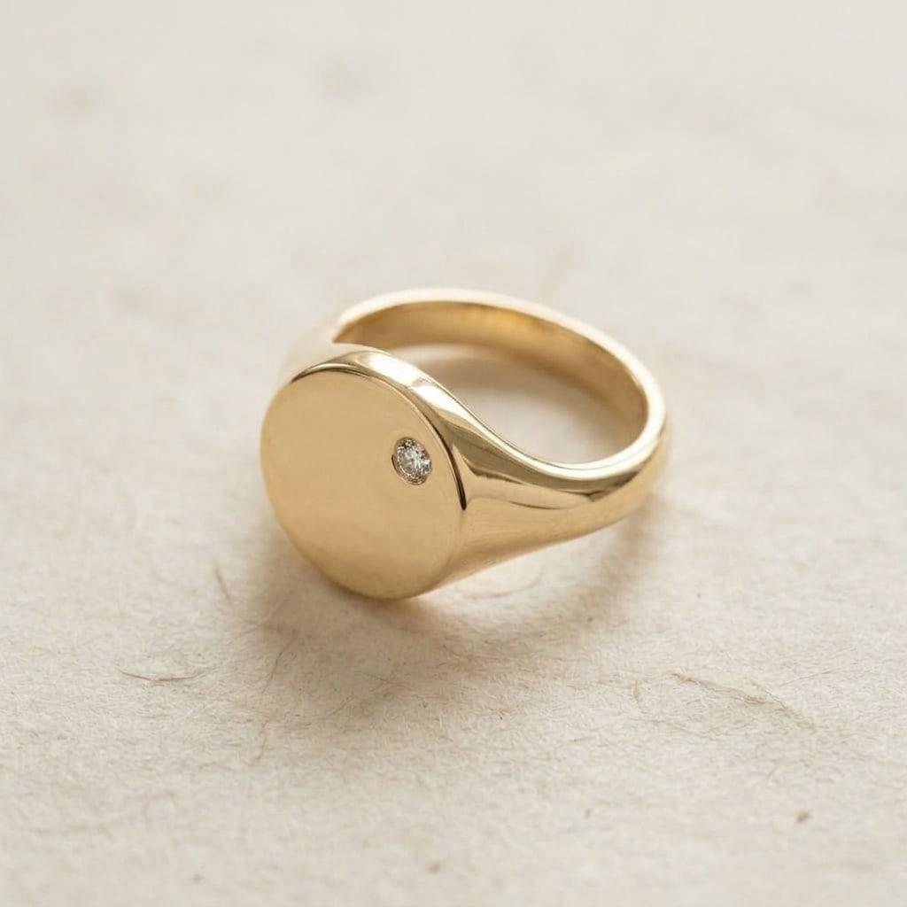 Rumbo Diamond Signet, 18k yellow gold, three-quarter view