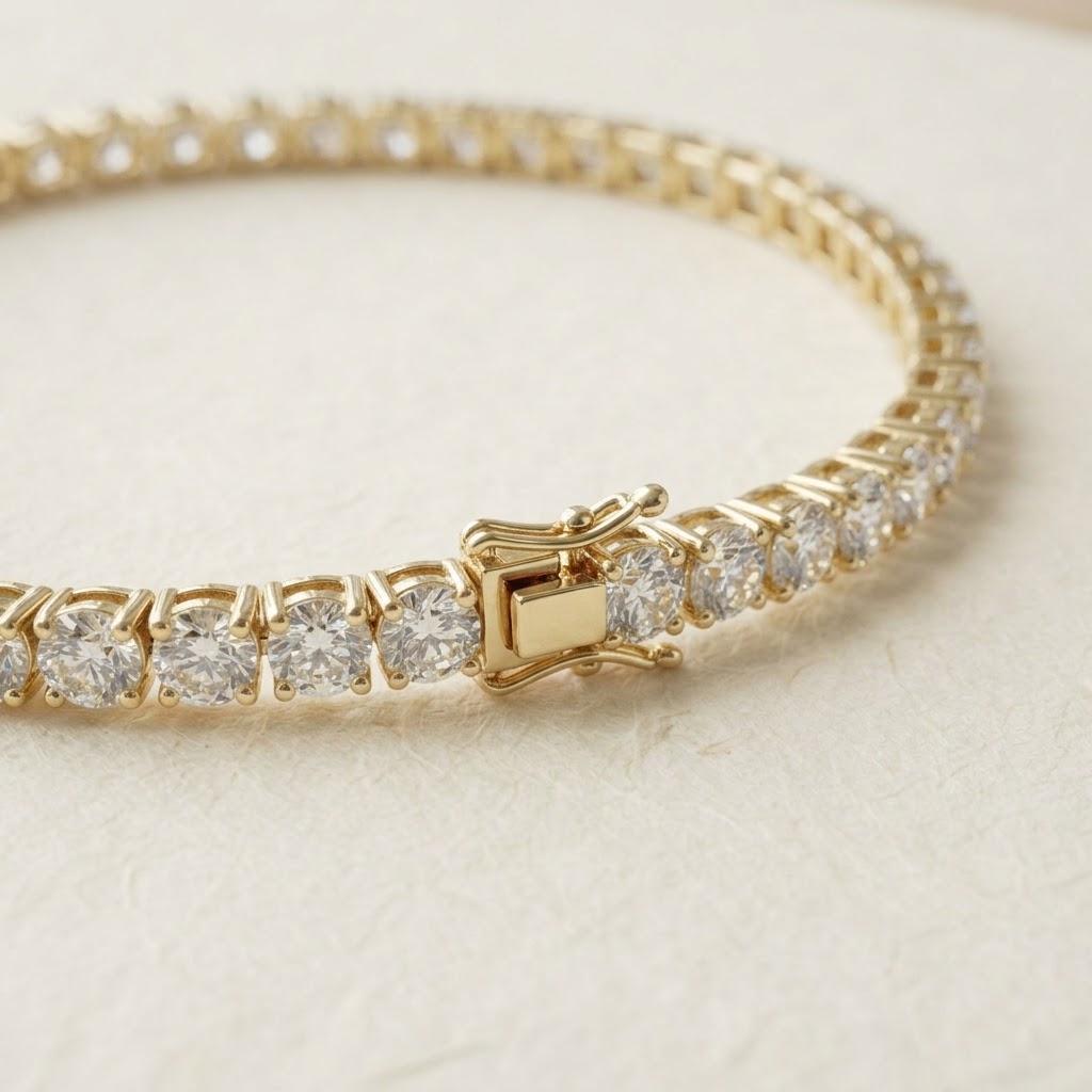 Cuerda Tennis Bracelet, 18k yellow gold, close-up of the stone