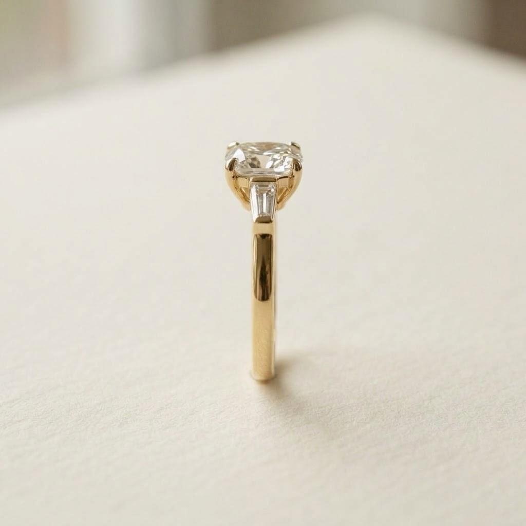 Duna Cushion Ring, 18k yellow gold, side view