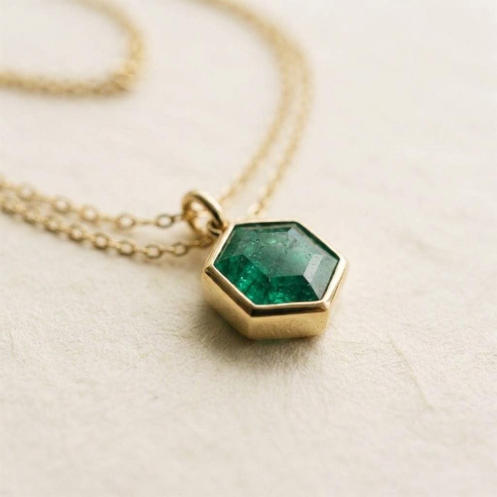 Escudo Emerald Pendant, 18k yellow gold, close-up of the stone