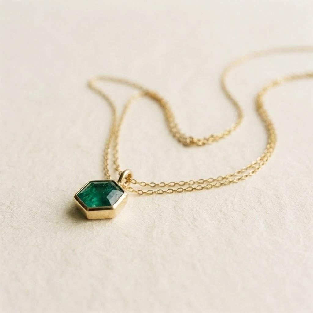 Escudo Emerald Pendant, 18k yellow gold, three-quarter view