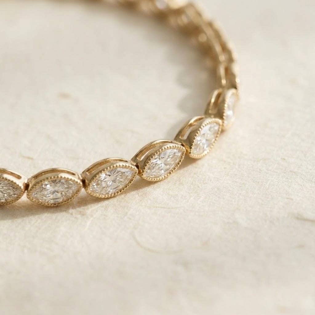 Hoja Marquise Tennis Bracelet, 18k yellow gold, close-up of the stone