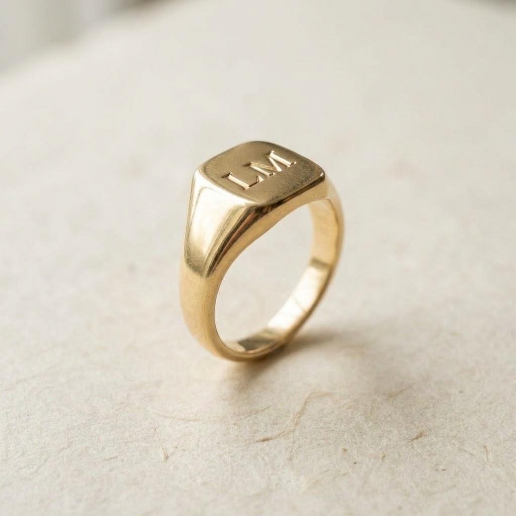 Sello Inicial, oro amarillo 18k, vista lateral