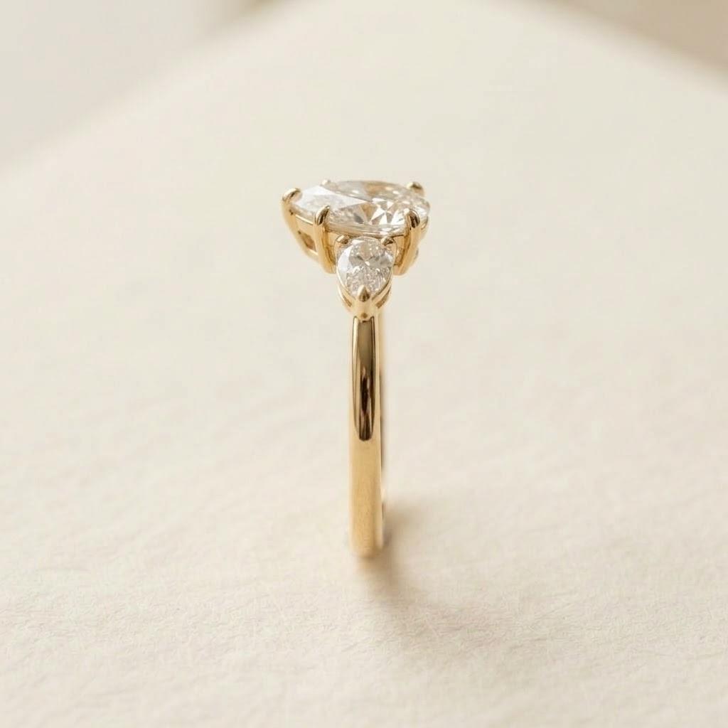 Anillo Trilogía Marea, oro amarillo 18k, vista lateral