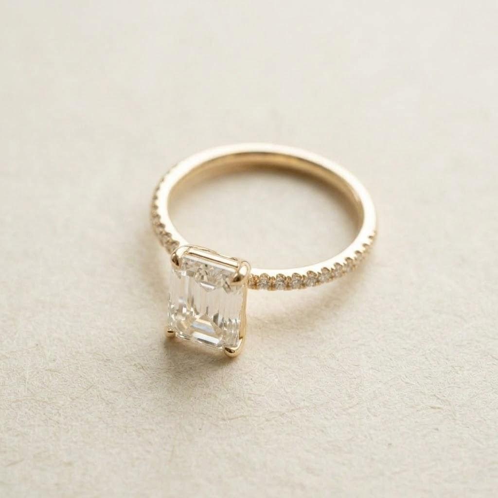 Anillo Norte Talla Esmeralda, oro amarillo 18k, vista de tres cuartos
