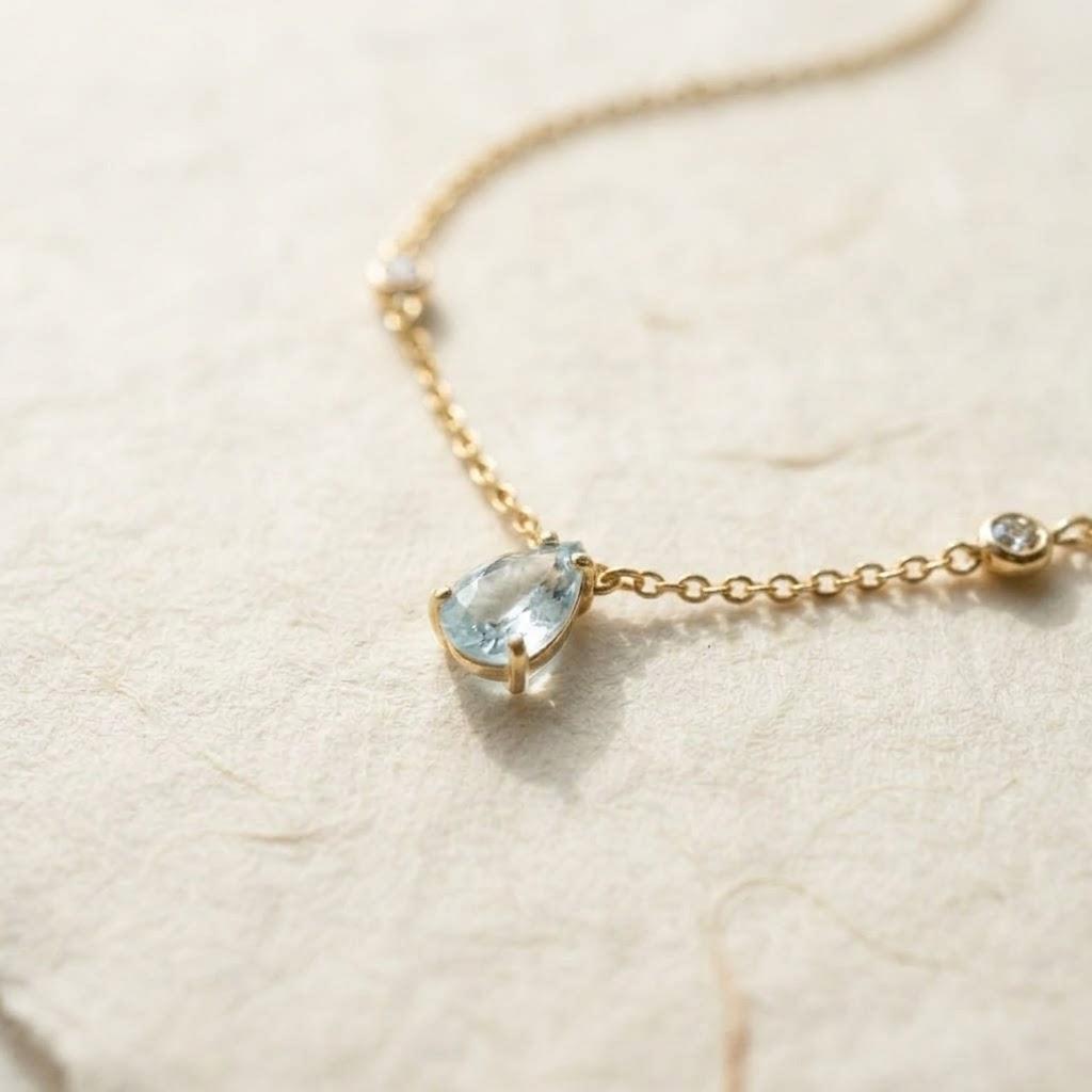 Océano Necklace, 18k yellow gold, close-up of the stone