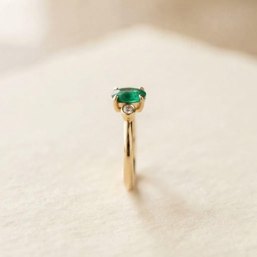 Verde Emerald Ring, 18k yellow gold, side view